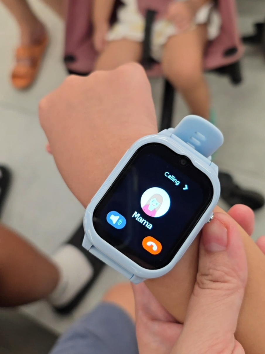 Kids locator watch na may sim at pwede mag videocall.