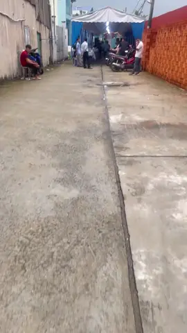Ngay Quận Bình Tân một thành phố văn minh, mà một bác chẳng biết cơ to thế nào, ngang nhiên dựng rạp chắn lối đường đi chung để làm tân gia, mà cũng chẳng thông báo. Trong khi bên trong là các kho hàng vủa doanh nghiệp, xe tải ra vào thường xuyên. Vào hỏi: “Sao nhà anh dựng rạp vầy ai đi được?”, thì bảo “Nhà tôi thì tôi dựng!” Vâng, nghe giọng không phân biệt vùng miền cũng không được. Đã thế, có vài bác mặc áo dân quân của phường còn nhiệt tình đứng giữ xe hộ, vậy tui giij phường xuống xử lý được ko ạ?!. Giờ xe tải nhà tui phải quay đầu chờ các bác ăn nhậu xong mới chạy vào được. 