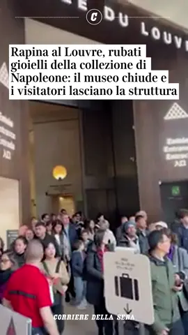 Rapina e panico questa mattina al Louvre, il museo più visitato del mondo, nel cuore di Parigi. Rubati nove pezzi della collezione di gioielli di Napoleone e dell’imperatrice. Non ci sono stati feriti, ma alcuni testimoni raccontano che la polizia correva vicino alla piramide e cercava di entrare nel Louvre dalle porte laterali in vetro, ma erano chiuse a chiave e impossibili da aprire. All'interno «tutti correvano e davano colpi sulle porte vetrate per uscire». Alla fine, polizia e gendarmi sono riusciti a riportare la calma, ma ormai i banditi erano fuggiti, a bordo di scooter T-Max Yamaha in direzione dell’autostrada A6 verso Lione. Secondo la prima ricostruzione fornita dalla radio Europe 1, tra le 9 e 30 e le 9 e 40 i banditi con il volto coperto hanno dato l’assalto al museo dal lato della Senna, dove sono in corso dei lavori. Hanno messo un montacarichi accanto a una sala della galleria di Apollo dove sono conservati gioielli, poi hanno aperto le finestre usando delle motoseghe e due uomini sono entrati, mentre un terzo è rimasto appostato fuori. 👉 Tutti gli aggiornamenti sul sito del Corriere #louvre #rapina #napoleone #corrieredellasera #notiziedelgiorno 