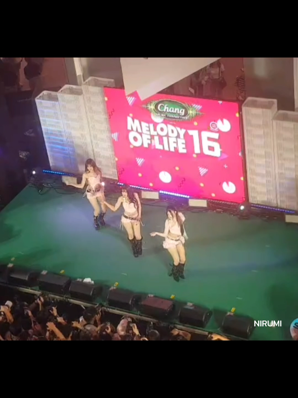 Hip Chain - SYR3N แพนเค้ก ฮูพ ป๊อปเป้อ 1st Performance at Melody of life 16 ป.ล.ฝากน้องถ่ายมาให้ ได้เป็นมุมด้านบน #SYR3N_HipChain #PancakeBNK48 #HoopBNK48 #PopperPinyada #MelodyOfLife16 