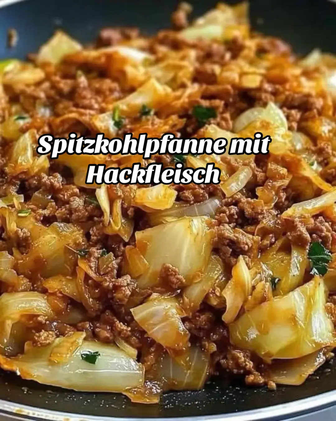 Spitzkohlpfanne mit Hackfleisch Zutaten 1 kleiner Spitzkohl 300 g Hackfleisch z. B. vom Rind 1 m.-große Zwiebel n. B. Öl zum Braten Salz und Pfeffer Muskatpulver Paprikapulver evtl. Brühe evtl. Saucenbinder Zubereitung Als erstes den Spitzkohl und die Zwiebel klein schneiden. Danach das Öl in der Pfanne heiß werden lassen, das Hackfleisch darin anbraten, bis nichts mehr rosa ist. Als nachstes die Zwiebel und den Spitzkohl dazugeben und schmoren, bis der Kohl ganz leicht gebräunt ist. Jetzt Alles mit Salz, Pfeffer, Muskat und Paprika abschmecken. Dazu schmecken Kartoffeln am besten. Unser Tipp: Wenn man möchte, kann man noch etwas Wasser oder Schuss Weißwein und Saucenbinder oder angerührte Brühe zugeben.