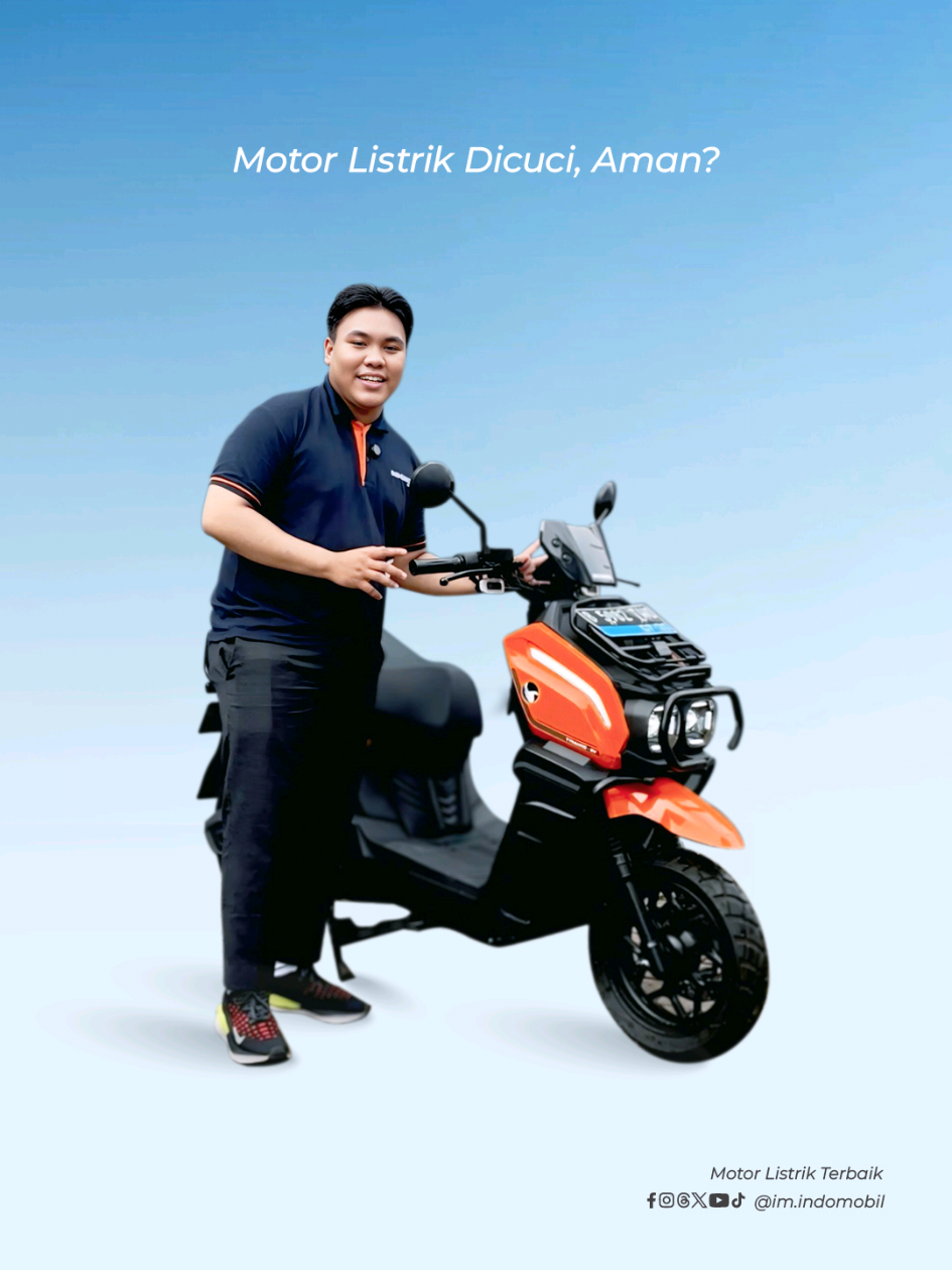 Replying to @luluwlemonn  Masih banyak yang takut cuci motor listrik katanya bisa korslet 😅 Padahal faktanya… motor listrik aman kok kalau dicuci! 💦✨ Komponen listrik di motor udah didesain tertutup rapat dan tahan air . Artinya: 🚿 Aman dicuci kayak motor biasa 🌧️ Bahkan hujan pun gak masala Jadi gak perlu parno lagi tiap motor kotor 🤭 Cuci aja, asal gak disemprot langsung ke soket atau charger port-nya ya! #I#IMIndomobilI#IndomobilEmotorI#InovasiMasaDepanTyranno