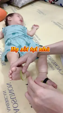 Sốt 38độ trộm vía hạ sốt nhanh Không cần dùng thuốc #mebim #chamcon #nuoicondungcach #meodangian #huynhtho  @Huỳnh thơ _ mẹ bé gạo  @Huỳnh thơ _ mẹ bé gạo  @Huỳnh thơ _ mẹ bé gạo 