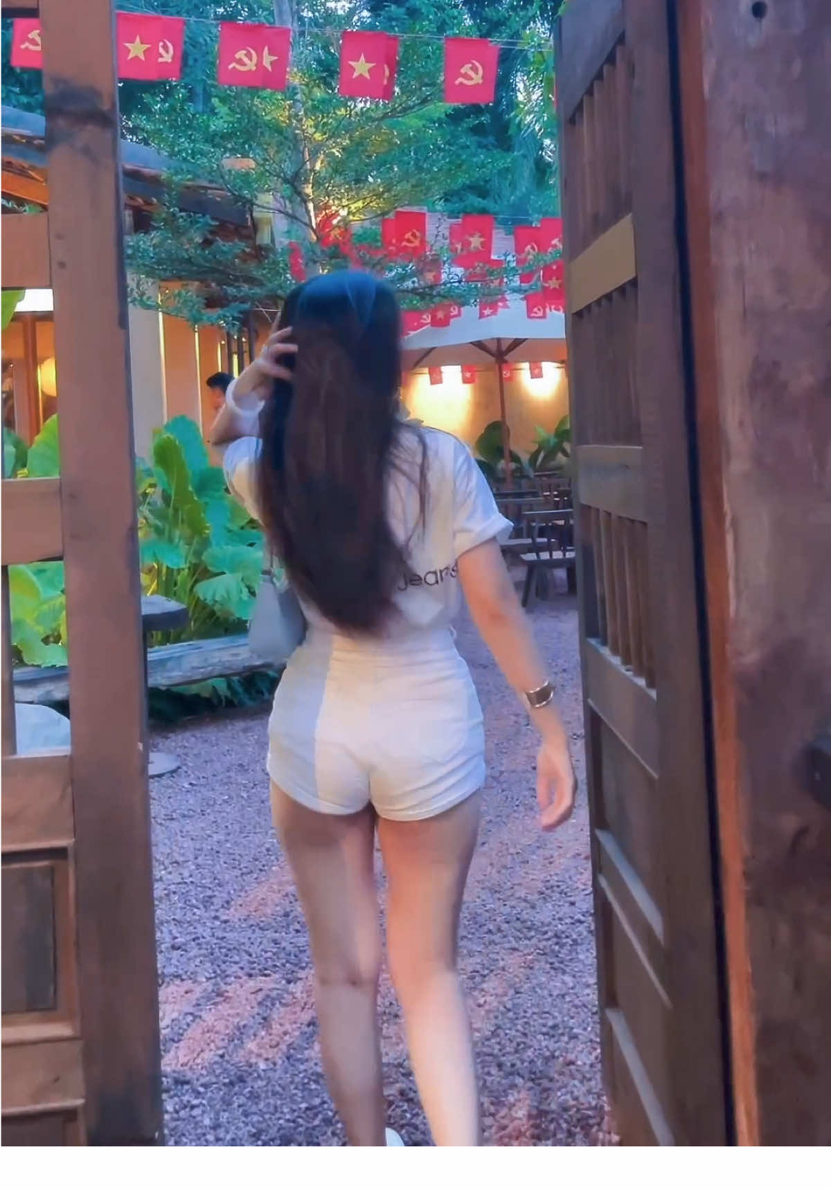 khi trời giông bão, làm người lớn. năng vàng, hoa nở, làm trẻ thơ.