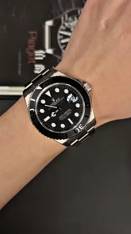 ✨ Rolex Submariner ✨ The deep black dial symbolizes the spirit of courage and exploration. The classic rotating ceramic bezel strikes a perfect balance between strength and precision. Luminous hour markers and hands ensure clear readability, shining even in the depths of the sea. The robust Oystersteel case embodies pure toughness and timeless character. #LuxuryWatches #SwissWatch #Watch #LuxuryWatch #LuxuryLifestyleWatc 