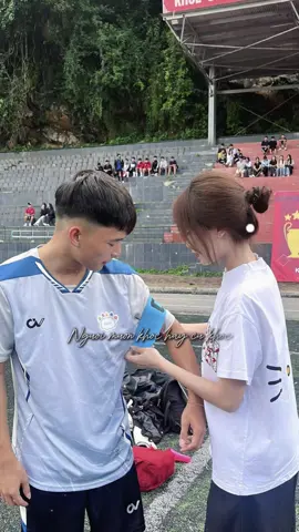 phia sau luon co em🙄 #football #dhp