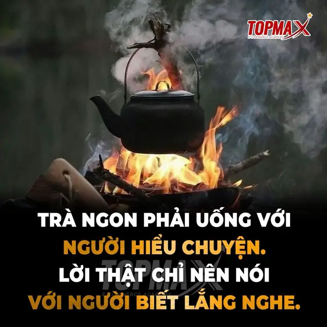 Đọc và ngẫm Trà ngon phải uống với người hiểu chuyện. Lời thật chỉ nên nói với người biết lắng nghe. Bởi hương vị của trà không nằm ở chén nước, mà ở tâm người đối ẩm. Cũng như lời nói chân thành, giá trị của nó không nằm ở ngôn từ, mà ở tấm lòng của người biết lắng nghe. Trà có ngon đến mấy mà uống cùng kẻ vội vàng, cũng chỉ như nước đun sôi. Lời có hay đến đâu mà nói với người không thấu, cũng hóa vô nghĩa. Người hiểu chuyện không cần nhiều lời, chỉ một ánh mắt là đủ hiểu nhau. Giữa họ có một sự tĩnh lặng dịu dàng – nơi không cần tranh hơn thua, không cần gắng chứng minh. Họ cùng thưởng trà, cùng lắng nghe tiếng thời gian trôi chậm, và cùng hiểu rằng điều quý giá nhất không phải là trà, mà là khoảnh khắc bình yên giữa hai tâm hồn đồng điệu. Người biết lắng nghe cũng vậy. Họ không vội phán xét, không chen lời, không áp đặt suy nghĩ của mình lên người khác. Họ biết rằng đôi khi, điều người ta cần không phải là lời khuyên, mà chỉ là một sự thấu hiểu, một khoảng lặng an lành để được là chính mình. Trà ngon gặp đúng tri kỷ, vị sẽ sâu hơn. Lời thật gặp đúng người, lòng sẽ nhẹ hơn. Giữa thế gian ồn ã, có được một người hiểu chuyện để cùng nhấp chén trà, một người biết lắng nghe để dám nói thật lòng ấy chính là một phúc lành hiếm có, một sự giao cảm không cần khoa trương, nhưng đủ khiến lòng người ấm suốt cả mùa đông. #danonglapnghiep #topmax #phattrienbanthan 