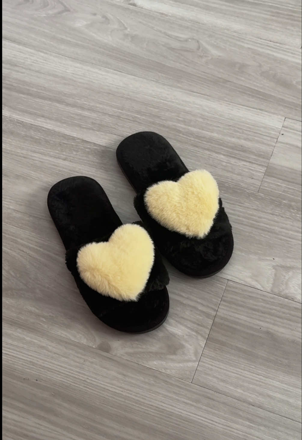 legit pinaka comfy na home slippers 😭🩶 ang lambot sa paa, parang naka-clouds!! perfect pang bahay or quick errands ✨ tags: home slippers, pambahay slippers, slippers indoor house, fur slippers for women, comfy slippers, fluffy slippers, indoor slippers, aesthetic slippers #comfyslippers #fluffyslippers #tiktokfinds 