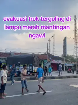 truk guling di lampu merah mantingan ngawi #infoseputarngawibarat #ojokeseltumindakbecik #relawanngawibarat 