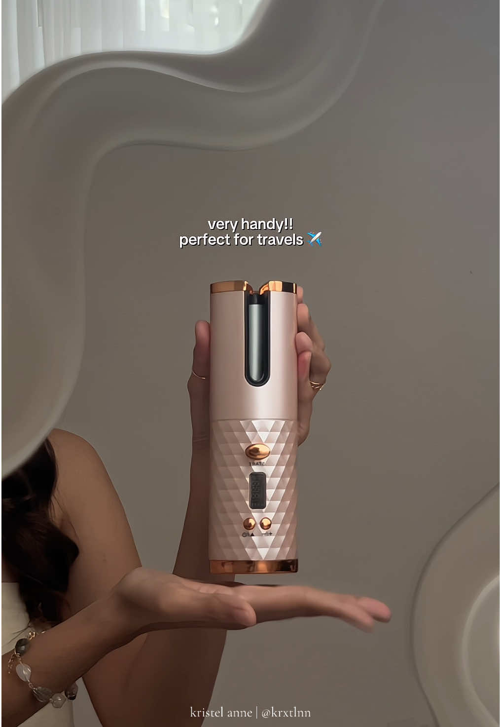 cordless automatic curler??? — found your new hairstyling bestie especially during travels ✈️💁🏻‍♀️✨ #automaticcurler #haircurler #traveltiktok #automatichaircurler 
