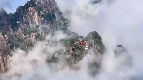 天上宫阙也不过如此，天下第一奇山的功力你猜这是几成？#云雾缭绕人间仙境 #黄山 #旅行推荐官