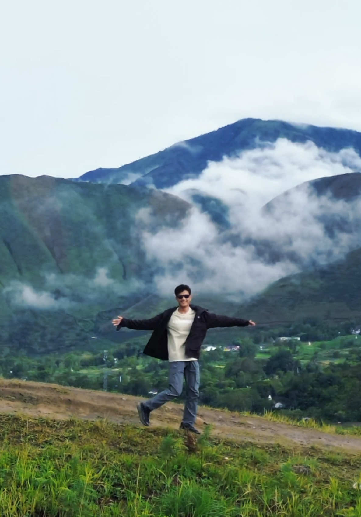 Ketika bukit holbung selesai hujan.  Vibesnya adem sekali. #fyp #bukitholbung #sumut #samosir 