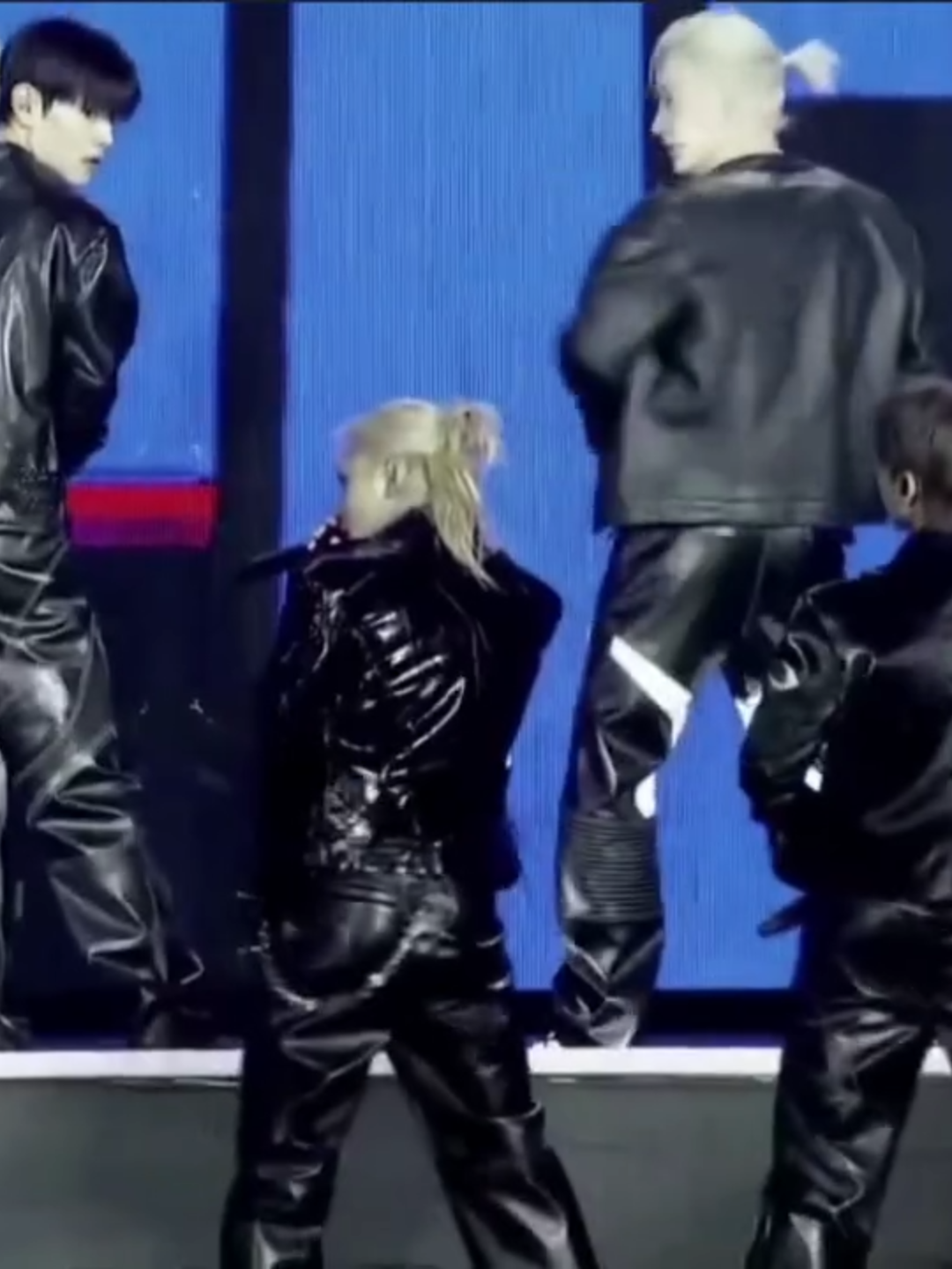 191025 WHAT ARE YOU GUYS DOING??!! 🤣 #필릭스 #Felix #StrayKids #스트레이키즈 #dominATE_Encore_In_Korea #dominATE #dominATE_celebrATE