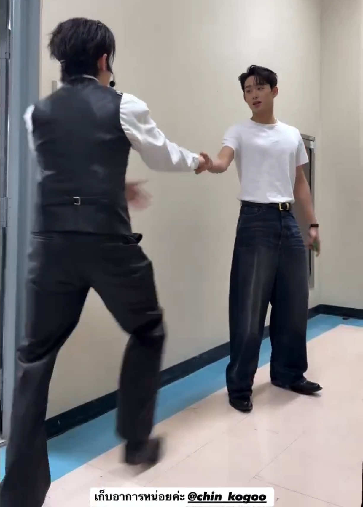 จับมือกันไม่ยอมปล่อย เอสอย่าแกล้งน้อง 5555555555555 LYKN SHINE AT DAWN #LYKNDuskAndDawnConcertD2 #williamjkp #est_rvp #WilliamEst #วิลเลี่ยมเอส 