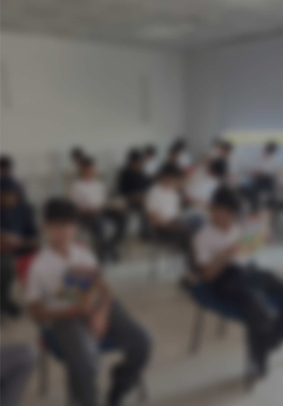 تهيئة فصل الموسيقى بما أن نشيد الصف الرابع والخامس هذا العام يرتبط بالقراءة من خلال أغنية “كتابي والقلم”, تم تهيئة فصل الموسيقى ليكون على هيئة مكتبة صغيرة تشجع الطلبة على حب القراءة والمطالعة. تم اختيار مجموعة من الكتب من مكتبة المدرسة وتوزيعها بشكل عشوائي قبل دخول الطلبة للفصل حتى يكتشف كل طالب كتابه بنفسه ويشعر بالحماس والفضول. وحرصًا على سلامة الطلبة، لا يتم استخدام أي بخور أو عطر إلا قبل الحصة بوقت كافٍ، فقط لإضفاء لمسة جميلة من الرائحة والذكريات المميزة التي تجعل الطلبة يربطون دائمًا غرفة الموسيقى  بالأجواء المريحة والمميزة. 🎶📚✨  #مدرستي #تعليم #ابداع_المعلمين #ذكريات_مدرسيه #بيئة_تعليمية 