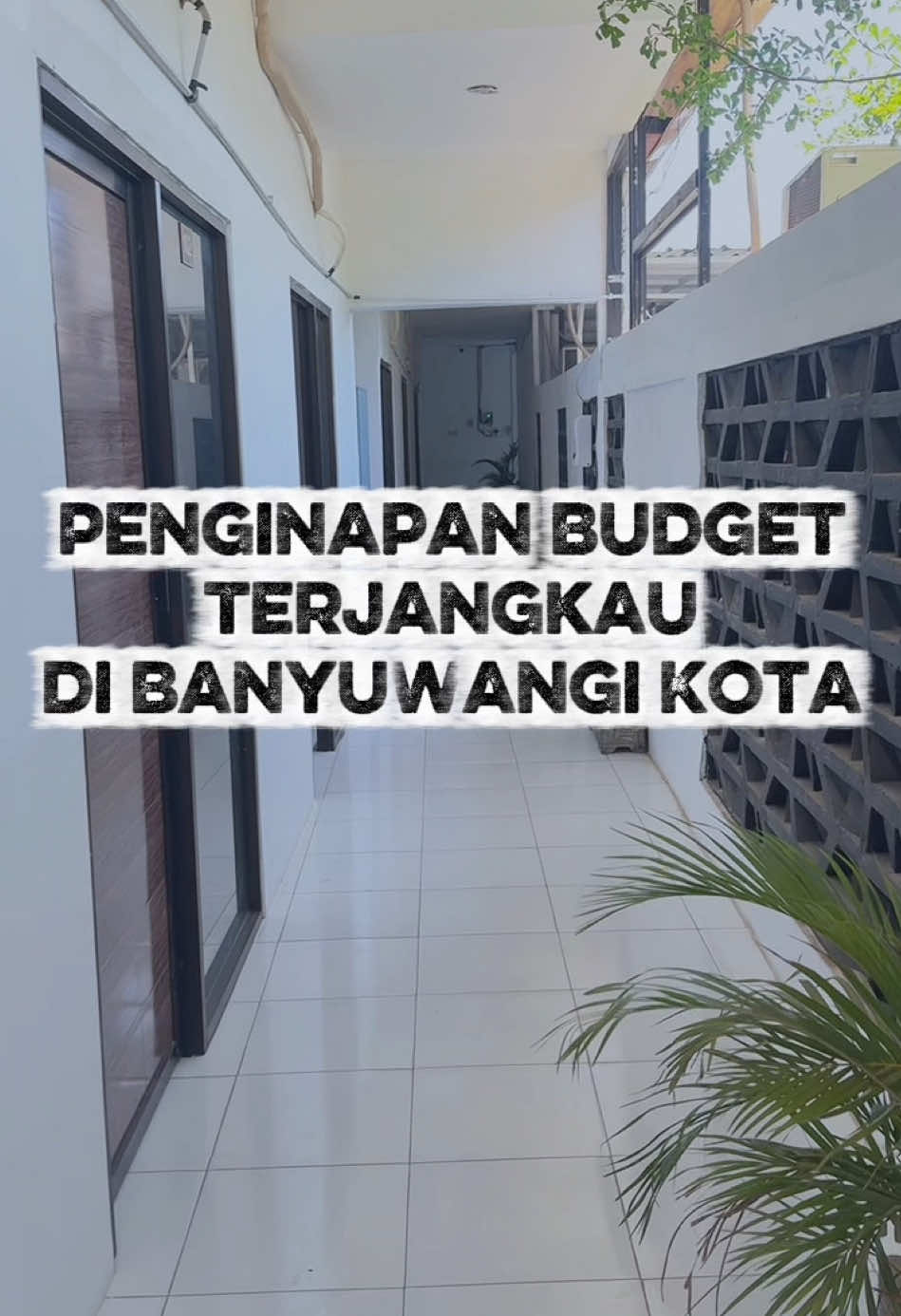 Rekomendasi penginapan nyaman, aman, bersih di pusat kota Banyuwangi dengan harga mulai dari 100ribuan per malam.  📍Ubanview Turnojoyo Banyuwangi. Jl Turnojoyo No 18, Kebalenan, Kec Banyuwangi. Supaya dapat harga terbaik Booking lewat aplikasi RedDoorz dengan pakai kode Promo 