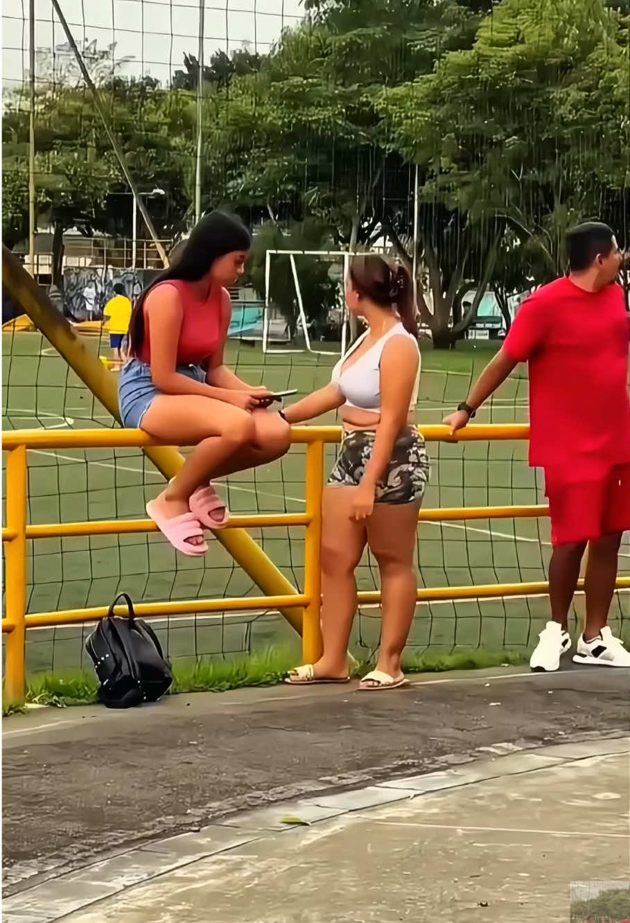 Electric hand trick 😂#prank #funnyprank #funnyvideos #electrichandtrick #finnytiktok 