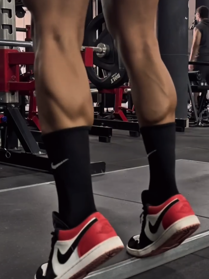 THE SECRET TO BUILDING BIG CALVES 🦵🏼 . . . . . . . . . #foryoupage #viral #explore #gym #calisthenics 