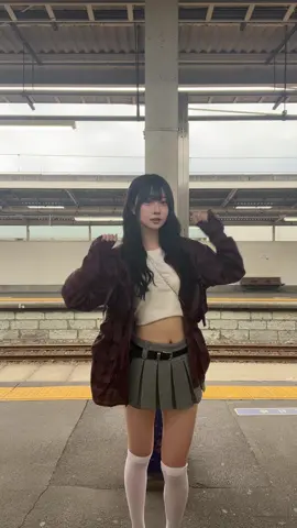 このスカート短いけど脚長効果最高です。レギュラー生なる為にも自分磨き頑張ってるの！ オーディションの時とはビジュ全然違うよね笑笑 #めるぷち研究生 