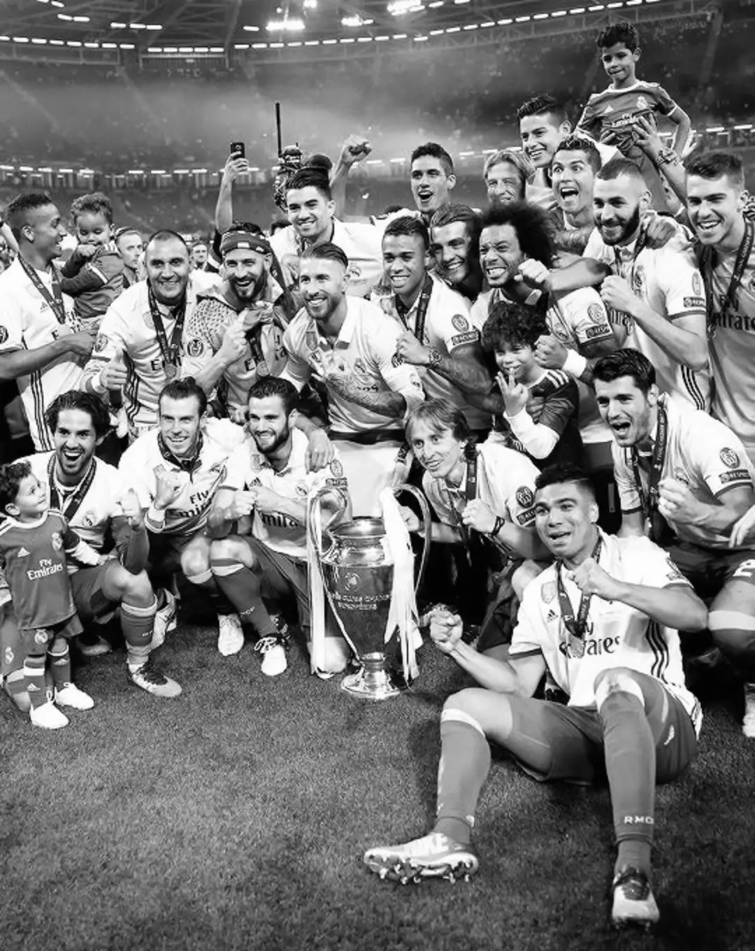 Life goes by like a fast train waiting for no one and never returning. We didn't move forward, and our memories passed without us realizing their beauty. We lived every moment innocently, chasing our dreams, laughing from the bottom of our hearts, free from the worries of tomorrow. #ونيت #ونيت_من_فرقاكم #ريال_مدريد #رونالدو 