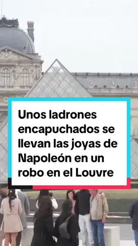 El museo del Louvre ha sido objeto este domingo por la mañana de un atraco en el que no ha habido heridos. Varios individuos han entrado a la galería Apolo y han sustraído varias piezas de la colección de joyas de Napoleón y la Emperatriz. Según ha anunciado la ministra francesa de Cultura, Rachida Dati, el museo estará cerrado toda la jornada.  Según el diario Le Parisien, los delincuentes, encapuchados, llegaron en dos scooters Tmax, vehículos de alta cilindrada. Accedieron al edificio desde el muelle del Sena, donde se estaban realizando obras. Las fuentes policiales confirman que utilizaron un montacargas para acceder directamente a la sala objetivo, en la Galería Apolo. Tras romper las ventanas con una sierra angular, dos hombres entraron al edificio, mientras que un tercero permaneció apostado en la planta baja. Atacaron las dos primeras galerías: la de Napoleón y la de los Soberanos Franceses. Los ladrones robaron nueve piezas de la colección de joyas de Napoleón y la Emperatriz: un collar, un broche, una tiara y más piezas. La agencia Europa Press cuenta que, según fuentes policiales, la corona de la emperatriz Eugenia de Montijo ha sido encontrada en las inmediaciones, con daños. #louvre #robo #joyas #napoleon #noticiastiktok 