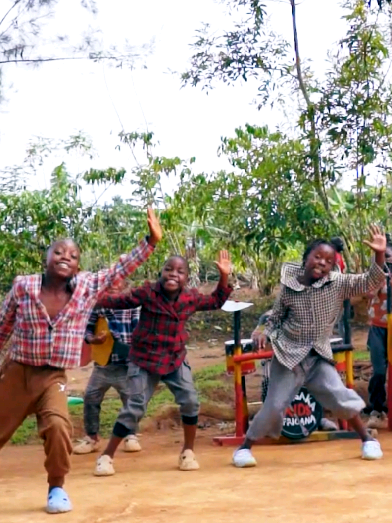 Happiness is free! 🥰🕺 We wish you a joyful weekend! #jivebunny  #swingthemood #masakakidsafricana #foryou #rockandroll 