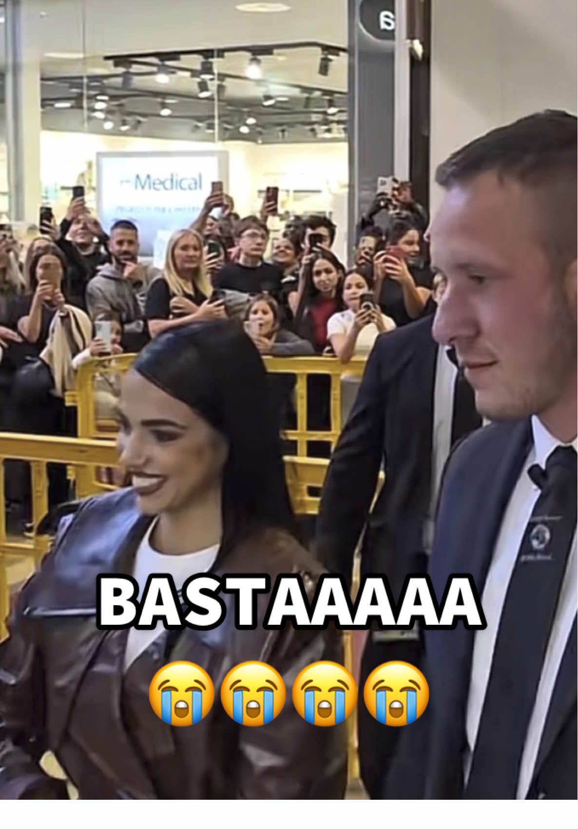Rispetto per chi lavora eh ma qui siamo alla follia di massa #newmartina #comicità #perte #cover #virale 