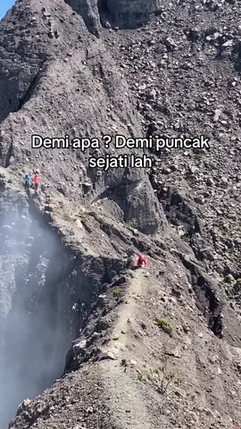 Ini tiba-tiba aja angin gede banget jadi peserta harus pelan pelan melewati jembatan sirotol mustaqim ini, meski tertatih tatih kakaknya mampu melewati dan sampai ke puncak sejati raung 😎🤗 Ayo buat kamu yang mau me Raung boleh ya langsung hubungi nomer yang ada di bio 🫶🏻 Thank you #pedakigunungindonesia #basecamppakldi #raungmountain #raungviakalibaru3344mdpl 
