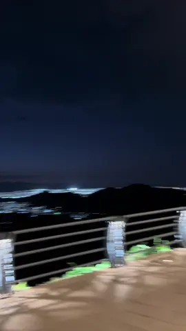 كريم يابرقٍ دعا العين ضوحه ‏يضوي خياله حادرن له شعايل ‏خِلته وانا بين المشيّل وموحه ‏يمطر حسب ظني على جبال حايل ‏عسى الجبل منها يتملّى سفوحه  ‏