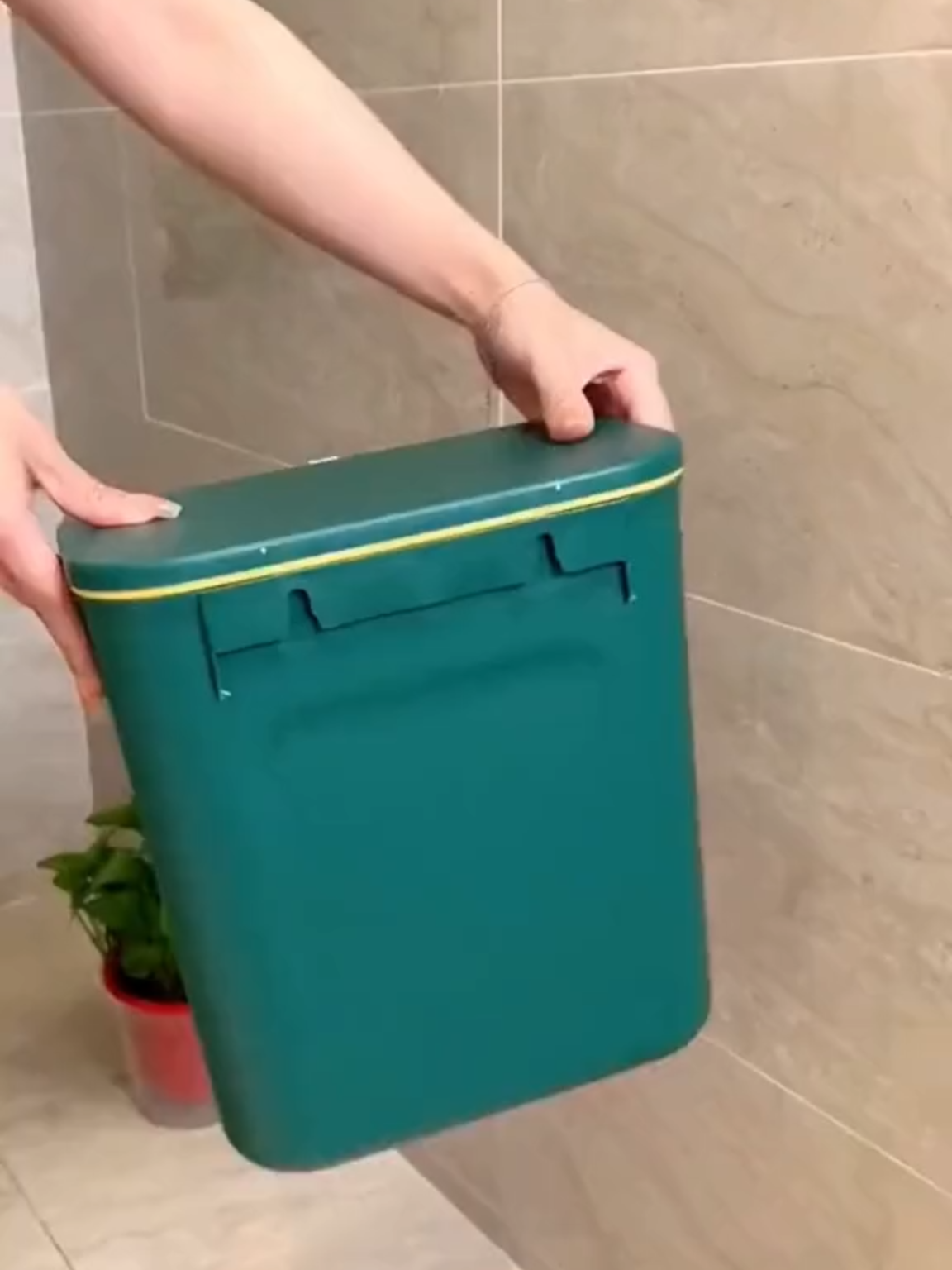 Bật mí chiếc thùng rác treo tường siêu xinh 💕 Vừa tiết kiệm diện tích, dễ vệ sinh, lại giữ góc bếp – nhà tắm luôn gọn gàng sạch sẽ ✨ Nhỏ mà có võ, ai dùng cũng mê luôn! 🧺💡 #thungrac #dogiadungtienich #meonhadep #handy #tiktokreview #noithatthongminh #nho_gon_tien_ich #reviewdogiadung #thungractreotuong