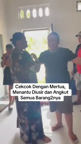 Viral! Mertua Klaim Tanah dan Usir Menantu, Rumah Mewah di Kabupaten Soppeng Jadi Sorotan Sebuah video viral di media sosial memperlihatkan keributan antara seorang wanita dengan pihak keluarga suaminya di Kabupaten Soppeng, Sulawesi Selatan. Dalam rekaman tersebut, terlihat seorang pria bersama keluarganya diduga merupakan mertua dari sang wanita, datang ke rumah mewah yang telah dibangun oleh menantunya. Diduga, kedatangan mertua tersebut untuk mengklaim bahwa tanah tempat berdirinya rumah tersebut merupakan miliknya. Keributan semakin memanas ketika keluarga mertua tersebut terlihat mengangkut sejumlah barang milik menantu, bahkan disebut-sebut menantu itu diusir dari rumah yang ia tempati. Video yang tersebar luas itu menuai beragam komentar dari warganet. Banyak yang menyayangkan sikap keluarga mertua yang dianggap tidak menghargai jerih payah menantunya, sementara yang lain menilai persoalan tanah seharusnya diselesaikan secara hukum, bukan dengan tindakan sepihak. Hingga kini, belum ada keterangan resmi dari pihak berwenang maupun kedua belah pihak terkait permasalahan tersebut. Namun, kejadian ini menjadi perbincangan hangat di dunia maya, terutama di wilayah Kabupaten Soppeng