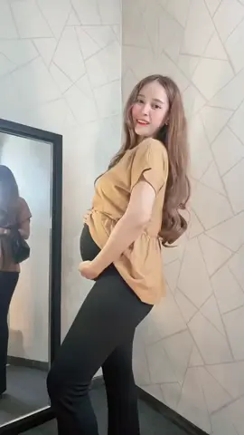 ✨Celana cutbray khusus ibu hamil!✨ Lagi hamil tapi tetep mau tampil stylish? Celana cutbray ini solusinya! Modelnya modis, bahannya super stretchy, nyaman dipakai seharian, dan nggak bikin sesek. Ada karet di pinggang yang bisa menyesuaikan ukuran perut, jadi bisa dipakai dari trimester awal sampai akhir. Wajib punya buat bumil kece! ✨ Ready semua size! ✨ 🛒 Checkout sekarang sebelum kehabisan! Hashtag: #celanahamil  #cutbrayhamil #celanahamilnyaman  #celanastretch  #maternitypants 