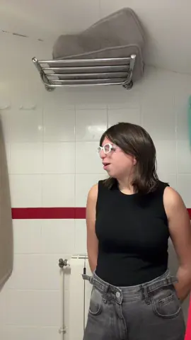 Moi c’est plutôt la sœur du milieu et j’aime bien embêter mes sœurs 🤡🤣 #handicap #treachercollinssyndrome #humourhandicapé #drole 