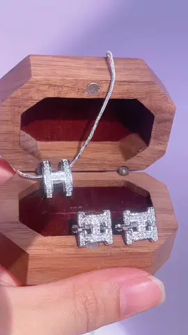Bộ dây chuyền bông tay mặt chữ H er siêu xinh, mặt dây chuyền vòng cổ xi ý, khoen tai khoá giò gài chữ H er#TikTokAwardsVN #xuhuongtiktok #xuhuong #vongco #daychuyennu 
