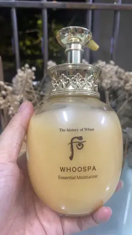 - Sữa dưỡng thể Đông y WhooSpa Essential Moisturizer. Quy tụ các Thành phần Đông y ngũ hành cao cấp như: Bạch đàn hương, hạnh nhân, hồng hoa, Chi tử, đào nhân, sinh địa hoàng Tác dụng loại bỏ cặn bã, dưỡng da trắng hồng mịn màng, tăng đàn hồi và khí huyết cho làn da, cung cấp dưỡng chất phong phú duy trì làn da mềm mại căng mướt suốt cả ngày. -Bích Ngọc- #xuhuong #tiktok2025 #whoo #duongthe #chamsoccothe 