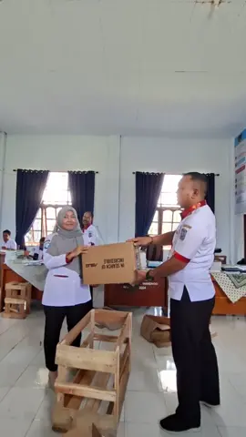 ✨ Unboxing moment! ✨ LCD baru, laptop baru, dan pembagian laptop oleh Bapak Kepala Sekolah SMA N 2 Sarmi, Bapak Nurchoiril S.Pd Semua ini untuk mendukung semangat belajar bersama. Semoga fasilitas baru ini menjadi langkah maju menuju prestasi yang lebih gemilang! 💻📺 #Unboxing #LaptopBaru #LCD #PembagianLaptop #SemangatBelajar 