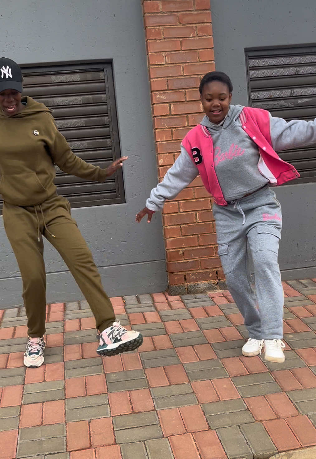 Nayi le walk yephara dance challenge 🔥🇿🇦 Dc: @Sweet gangster🥷🏽  Song : ft @Moonchild Sanelly @LawdPorry @djraybel @Zulu Mkhathini ❤️🔥 #madamaragirls  #satiktok🇿🇦  #amapianodancechallenge2025   #fyp  #djmaphorisa 