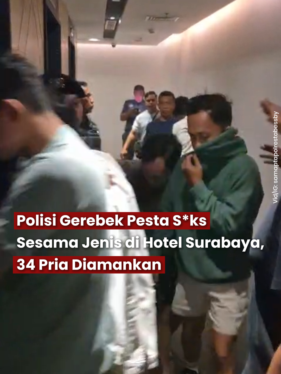 Polisi menggerebek kamar di Hotel Midtown Residence Surabaya, Minggu dini hari (19/10/2025), dan mengamankan 34 pria diduga terlibat pesta sesama jenis. Penggerebekan dilakukan Polsek Wonokromo dan Polrestabes Surabaya usai mendapat laporan warga. Ikuti @tugujatimid untuk berita update di Jawa Timur. #tugujatim #surabaya 