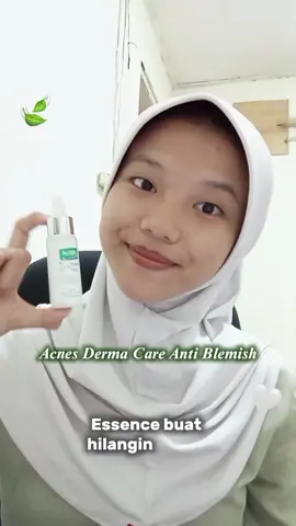 Kalian mau sembuhin bekas jerawat tapi agenda sehari-hari mengharuskan kulit kalian ditimpa makeup? Bikin takut tumbuh jerawat baru ga sih? Makanya buat prevent hal itu aku pakai Acnes Derma Care Anti Blemish Essence 🍃🤍 Safe solution buat Acneprone skin yang kerjanya multitasking karena bisa memudarkan bekas jerawat PIH, flek hitam, dan mencerahkan kulit sekaligus! 🌝✨ @acnes_id  @malikk @iroaru_ @zletishaa  #AcnesIndonesia #ByeBlemishHelloGlow #Jerawat?PakaiAcnes 