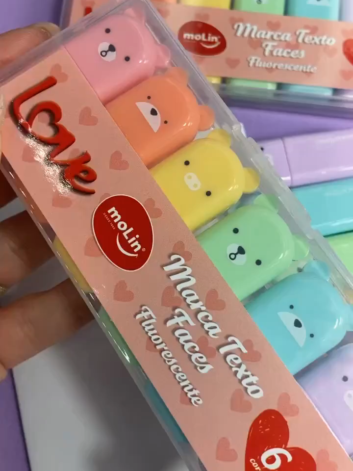 Quem disse que estudar e organizar precisa ser sem graça? 🐻✨ Conheça o kit de Marca Textos de Ursinho da Bestdi! São 6 cores vibrantes e adoráveis para transformar suas anotações em algo super kawaii e mega organizado. Adicione uma dose de fofura e cor à sua rotina!Ideal para resumos, Bullet Journal e para presentear quem você ama.