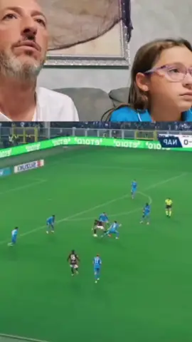 ieri è stata la giornata più difficilmente per Rachele, il suo idolo, il suo giocatore preferito, dopo aver lasciato il Napoli quest'estate, segna proprio contro in Napoli.  La delusione è tanta e ad oggi ha detto che non vuole più fare video.  #racheletifosadelnapoli #sscnapoli #napoli #napolinelcuore 