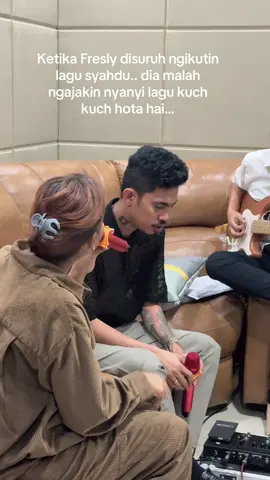 Penyanyi lagu “ngapain repot” lagu timur yg lagi hits bget.. @Fresly Nikijuluw kita ajak nyanyi lagu dangdut… malah jadi lagu India..🤭😁😊💃💃💃 #freslynikijuluw #mayakdi #mayakdireal #shreyamaya 