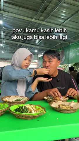 Dikira gabisa nyuapin banyak 😏 #makan #lalapan #pacaran #disuapin #lucu 