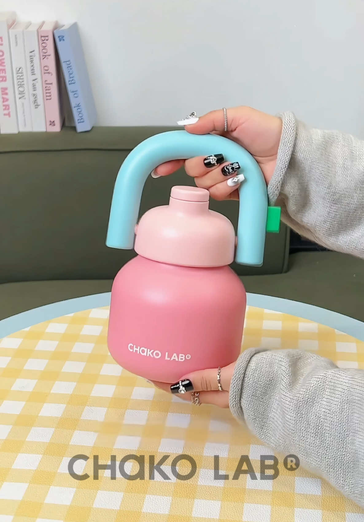 This 1000ml pink-blue cutie survived the Northern Line rush. Your commute's about to get upgraded. 🚇💧 #Chakolab #linlinkettle #waterbottle #drinkmorewater #stayhydrated 