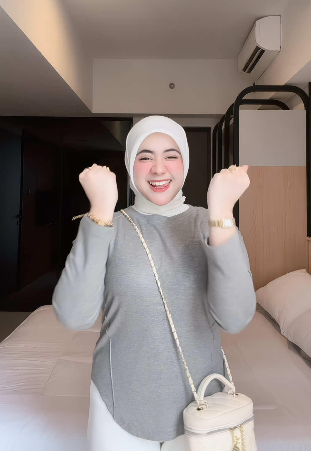 cari yang elok rupa kaya aku hihii🫢🫰🏻 #kaosviral #kaosatasanwanita #kaoslenganpanjang #ootdkaos #ootdfashion 