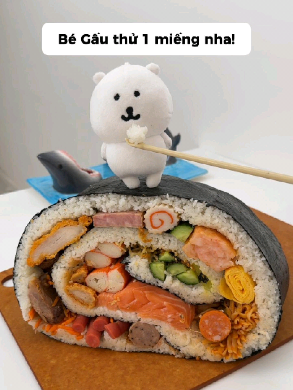 Dạo này em gái tôi ăn kiêng nên gầy gò quá, hôm nay làm cho con bé món mà nó thích nhất 🌯 Thơm ngon đầy đủ dinh dưỡng như này mới đảm bảo chứ 🍙