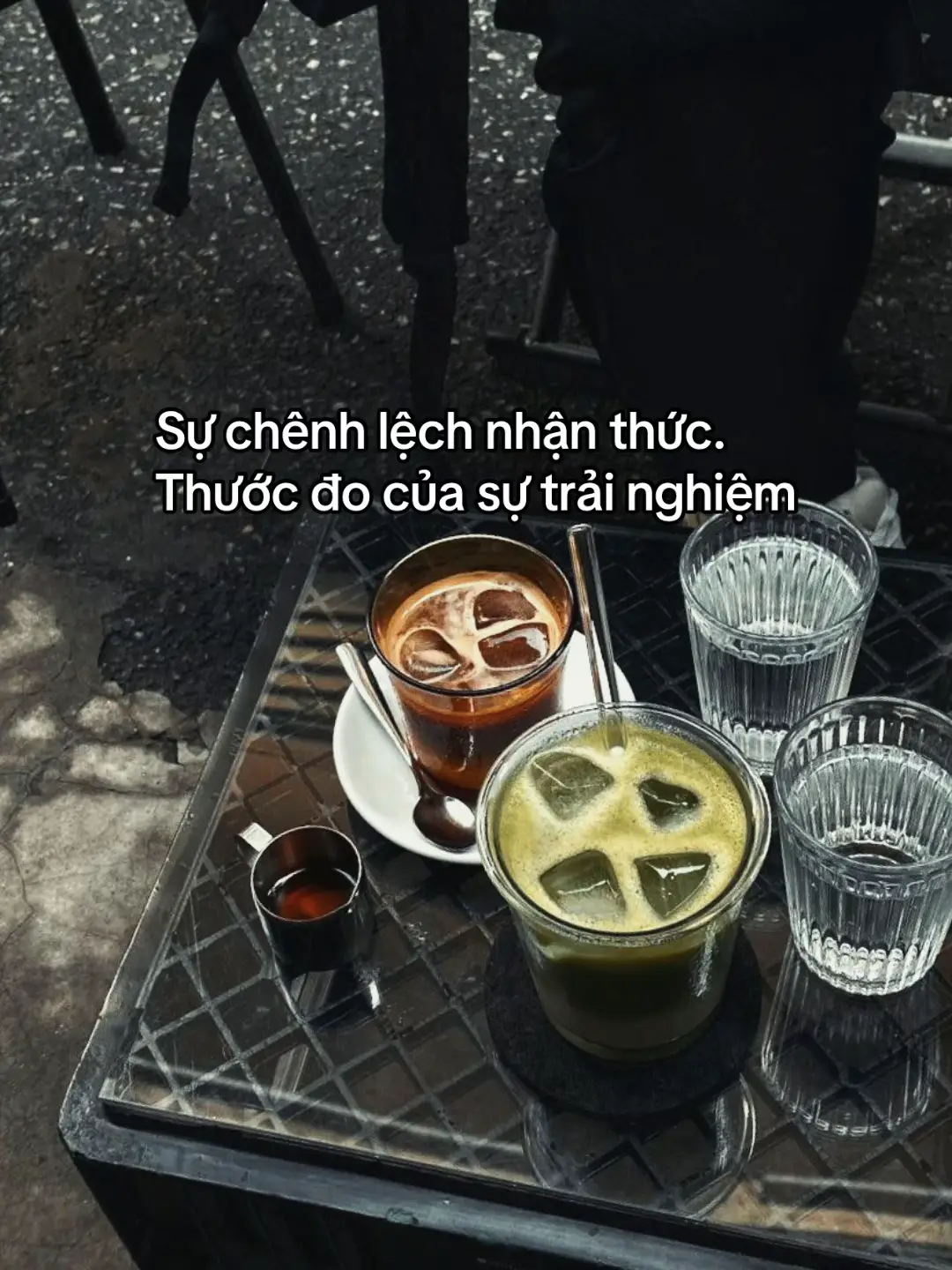 Có những lúc ta ngồi cùng một bàn, nói về cùng một chuyện, nhưng dường như không cùng một thế giới. Người này thấy nhẹ, người kia thấy nặng. Người này hiểu, người kia chỉ nghe. Khoảnh khắc đó, ta nhận ra một thứ vô hình mà mạnh mẽ hơn mọi khoảng cách vật lý – sự chênh lệch nhận thức. Phần lớn con người vẫn tin rằng “trải nghiệm” là những gì ta đã đi qua: những năm tháng, những biến cố, những thành tựu. Nhưng không phải ai từng trải đều sâu sắc. Bởi trải nghiệm chỉ là nguyên liệu – nhận thức mới là lửa khiến nó thành trí tuệ. Cùng một biến cố, người này lớn lên, người kia chai sạn. Không phải vì họ sống khác, mà vì họ nhìn khác. Nhận thức không đo bằng tuổi đời, mà bằng mức độ ta chịu nhìn sâu vào chính mình. Càng dám nhìn vào nỗi sợ, càng hiểu giới hạn của bản ngã, thì trải nghiệm càng tinh lọc. Ngược lại, nếu chỉ sống mà không phản tỉnh, mọi việc dù lớn lao cũng chỉ là “chuyện đã qua”, không trở thành bài học. Nó giống như hai người cùng leo núi: một người chỉ thấy mệt và đá, người kia vừa đi vừa lặng lẽ chiêm nghiệm đường lên – gió, mây, nhịp thở, và ý nghĩa của từng bước. Đỉnh núi họ chạm tới có thể giống nhau, nhưng tầm nhìn bên trong thì khác xa. Muốn thu hẹp khoảng cách nhận thức, không cần chạy theo ai cả. Chỉ cần mỗi ngày hỏi mình: “Ta đang sống bằng phản ứng hay bằng hiểu biết?” Khi câu hỏi ấy trở nên tự nhiên, trải nghiệm sẽ bắt đầu trở thành trí tuệ. Trải nghiệm không làm ta trưởng thành – cách ta nhìn vào trải nghiệm mới làm được điều đó.