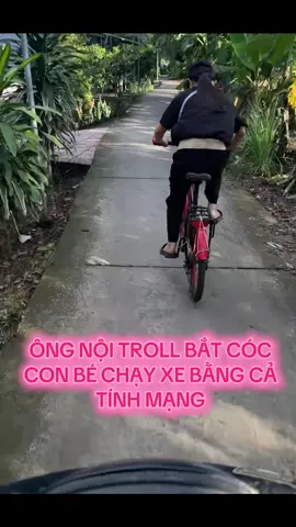 con bé chạy tụt cả huyết áp #funny #ngacnhienchua #trollvietnam #trollbatcoc #trollnguoila 