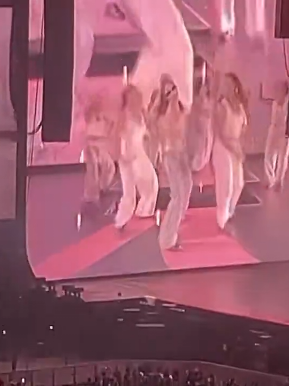 I NEED THE CLOSER VERSIONNNN!!! THE OUTFIT HELLOOO!?!?!? #JENNIE #BLACKPINK JENNIE BRIGHTENS KAOHSIUNG #JENNIEDEADLINETAIWAN #DEADLINE_IN_KAOHSIUNG