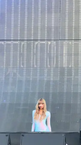 MAKE WAAAAAY~ #lisa #thunderlisa #deadlineworldtour2025 #rogersstadium @LISA 